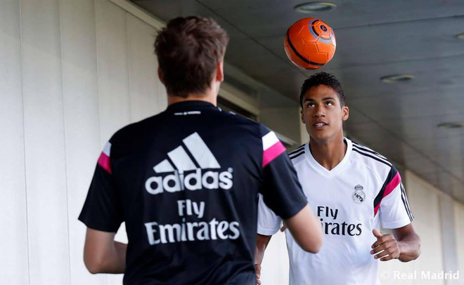 Cristiano Ronaldo thân thiện với tân binh James Rodriguez ảnh 5