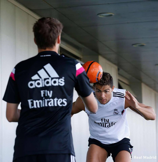 Cristiano Ronaldo thân thiện với tân binh James Rodriguez ảnh 4