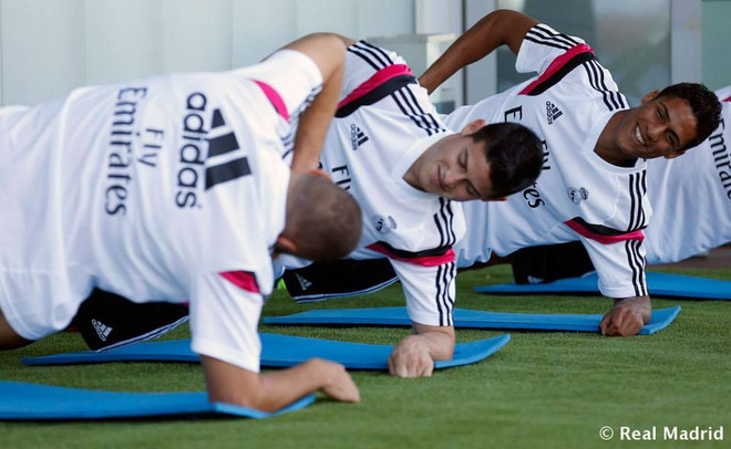 Cristiano Ronaldo thân thiện với tân binh James Rodriguez ảnh 8