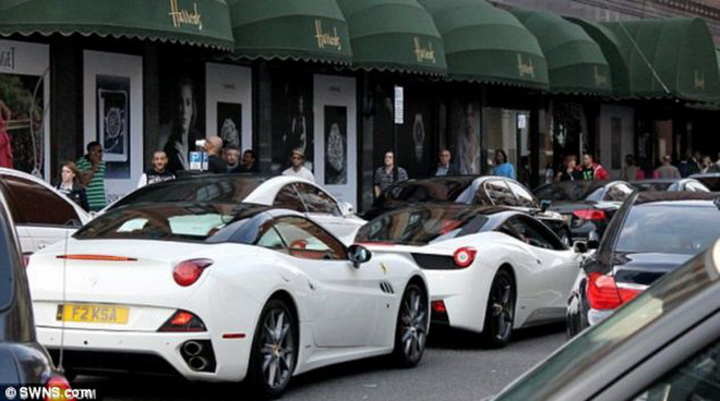 Siêu xe Range Rover bọc vàng gây xôn xao đường phố London ảnh 3