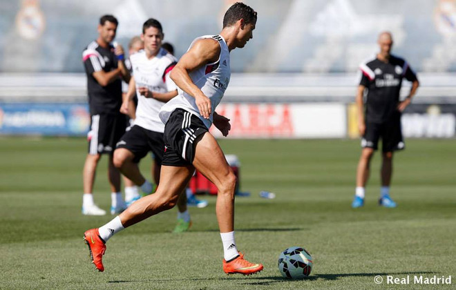 Cristiano Ronaldo thân thiện với tân binh James Rodriguez ảnh 9