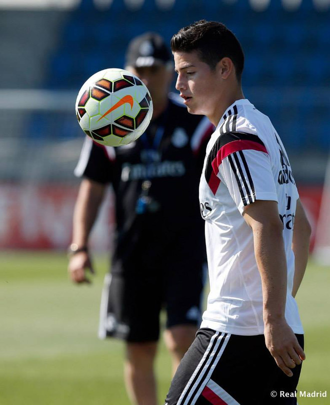 Cristiano Ronaldo thân thiện với tân binh James Rodriguez ảnh 7