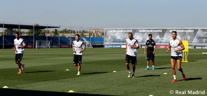 Cristiano Ronaldo thân thiện với tân binh James Rodriguez ảnh 2