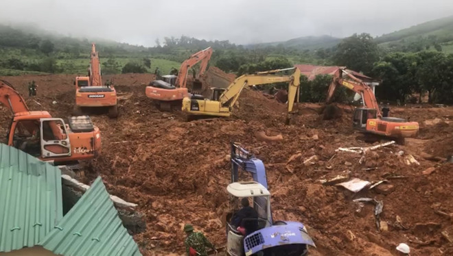 Sạt lở đất ở Hướng Hóa: Bắt đầu đưa thi thể nạn nhân ra ngoài ảnh 1
