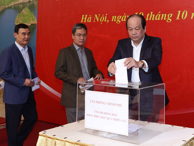 Lãnh đạo Chính phủ quyên góp ủng hộ đồng bào vùng mưa lũ ở miền Trung ảnh 2