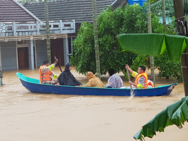 Di chuyển người dân ra khỏi khu vực ngập lũ tại huyện Cam Lộ (Quảng Trị). (Ảnh: Thanh Thủy/TTXVN) Quảng Trị: Không để người dân bị đói và rét do mưa lũ kéo dài ảnh 1