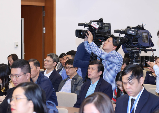 Phóng viên, biên tập viên các cơ quan thông tấn, báo chí dự họp báo. (Ảnh: Trọng Đức/TTXVN) Kỳ họp thứ 10 Quốc hội khóa XIV sẽ diễn ra trong 19 ngày ảnh 2