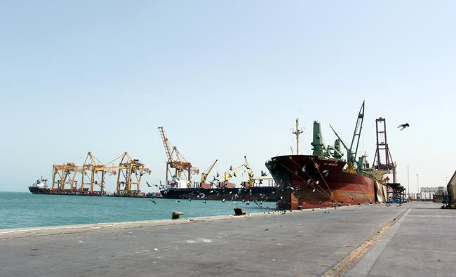 Tàu đậu tại cảng Hoidedah của Yemen. (Nguồn: arabnews.com) Phiến quân tại Yemen tấn công hàng loạt tàu hàng cứu trợ ảnh 1