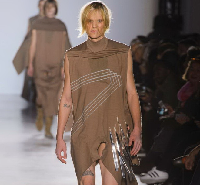 Thời trang hở phần nhạy cảm của nam giới gây tranh cãi gay gắt ảnh 1