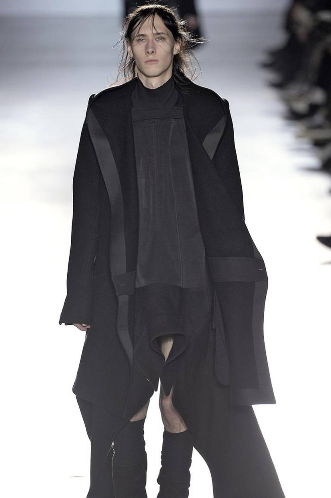 Thời trang hở phần nhạy cảm của nam giới gây tranh cãi gay gắt ảnh 2