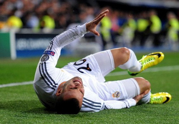 Video cầu thủ Schalke "chặt chém" tài năng trẻ Real ảnh 1