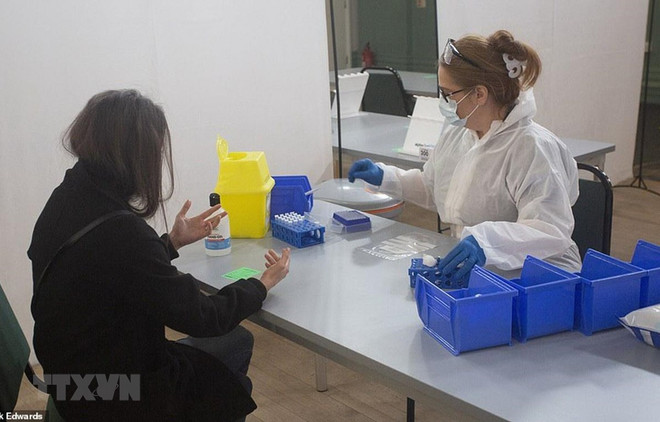 Anh tăng cường nghiên cứu xét nghiệm COVID-19 trên toàn quốc ảnh 1