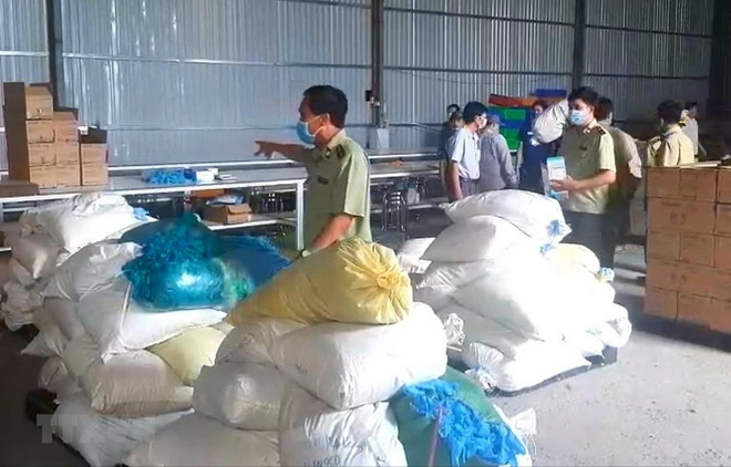 Khởi tố, bắt tạm giam Giám đốc doanh nghiệp sản xuất găng tay y tế giả ảnh 1