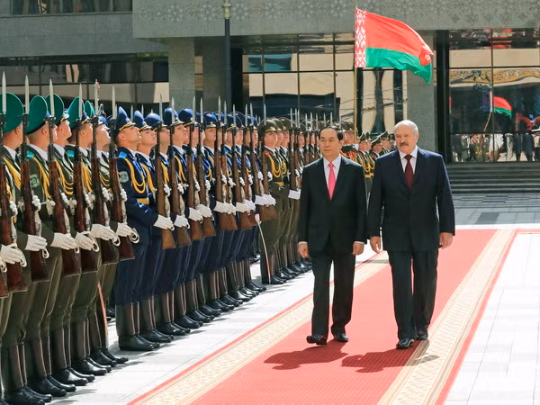 Tổng thống Belarus đón, hội đàm với Chủ tịch nước Trần Đại Quang ảnh 1