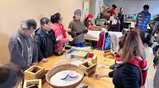 Hoạt động gói bánh chưng của người Việt tại Đức. (Ảnh: PV TTXVN tại Berlin) Gói bánh chưng ngày Tết - hoạt động ý nghĩa của người Việt tại Đức ảnh 2