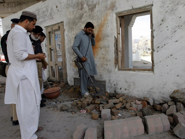 Các phần tử vũ trang tấn công căn cứ không quân ở Peshawar ảnh 1