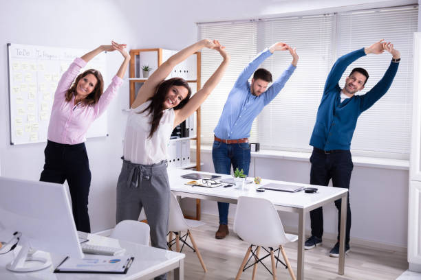 Tập một vài động tác giãn cơ hàng ngày giúp bạn giảm thiểu nguy cơ từ việc ngồi quá nhiều. (Ảnh: iStock) tap the duc.jpg