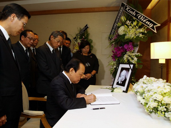 Lãnh đạo TP.HCM viếng cố Thủ tướng Singapore Lý Quang Diệu ảnh 1