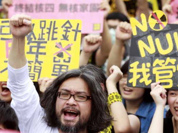 Cảnh sát Đài Loan dùng vòi rồng giải tán người biểu tình ảnh 1