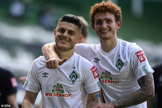 Bremen thoát hiểm để giành suất dự play-off tranh vé vớt dự Bundesliga mùa tới. (Nguồn: EPA) Bundesliga hạ màn: Bayern nâng Đĩa bạc, Bremen thoát hiểm ngoạn mục ảnh 1