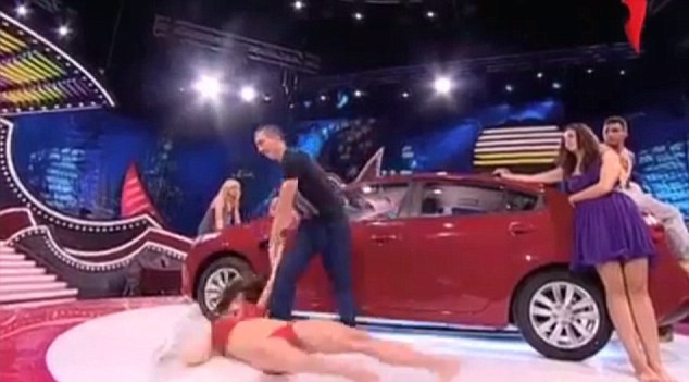 Cô gái tham gia trò chơi truyền hình bị đánh vì quá khêu gợi ảnh 1