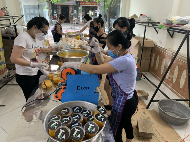 Nhóm Thiện Tử Tâm ở thị trấn Yên Viên, huyện Gia Lâm (Hà Nội) nấu hàng nghìn cốc chè ủng hộ bà con những nơi bị cách ly do dịch COVID-19. ( Ảnh: TTXVN phát) Những nghĩa cử đẹp của người dân thủ đô trong đại dịch COVID-19 ảnh 1