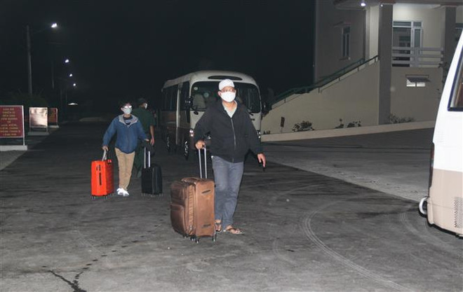 Đưa hơn 240 công dân Việt Nam từ Singapore về nước ảnh 1