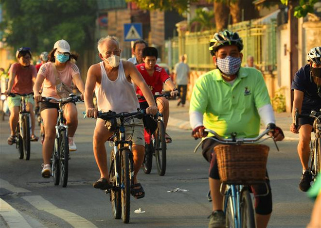 Hà Nội hưởng ứng thông điệp "Bạn vẫn đẹp khi đeo khẩu trang" ảnh 1