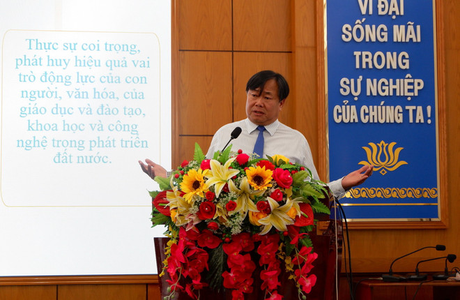 Phó Giáo sư, tiến sỹ Nguyễn Quốc Dũng - Giám đốc Học viện Chính trị khu vực 2, phổ biến, quán triệt nội dung cốt lõi bài viết của Tổng Bí thư Nguyễn Phú Trọng. (Ảnh: Đức Hạnh/TTXVN) TTXVN_1704Longan2.jpg