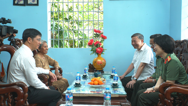 Đại tướng Tô Lâm thăm gia đình Đại tá Mai Công Sở, nguyên Tỉnh ủy viên, nguyên Phó Giám đốc Công an tỉnh Tây Ninh tại xã Suối Đá, huyện Dương Minh Châu. (Ảnh: Thanh Tân/TTXVN) TTXVN_1704DaituongTolam2.jpg
