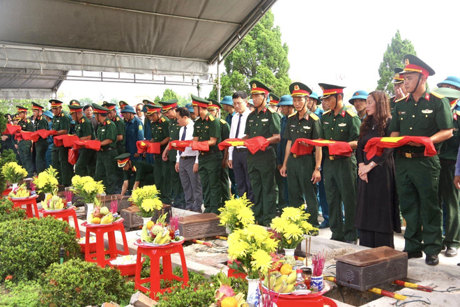 An táng 12 hài cốt liệt sỹ tại Nghĩa trang Liệt sỹ huyện Hải Lăng, tỉnh Quảng Trị. (Ảnh: Nguyên Linh/TTXVN) TTXVN_1704lietsy2.jpg