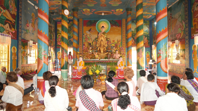 Đồng bào Khmer làm lễ trong Tết cổ truyền Chol Chnam Thmay tại chùa ấp Cà Ốt, xã Tân Đông, huyện Tân Châu, tỉnh Tây Ninh. (Ảnh: Minh Phú /TTXVN) TTXVN_1704Khmer2.jpg