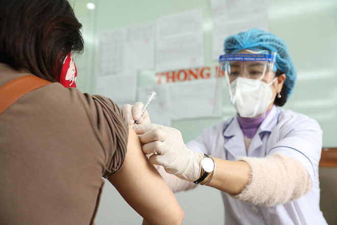 Ảnh minh họa. (Ảnh: Minh Quyết/TTXVN) Bình Dương tập trung tiêm vaccine mũi 3 cho người lao động quanh KCN ảnh 1