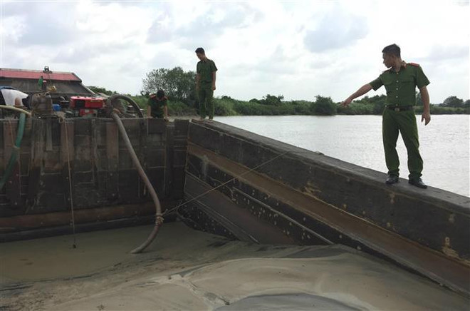 Thừa Thiên-Huế: Sông Bồ, sông Hương kêu cứu vì nạn hút cát trộm ảnh 1