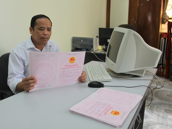 Tập trung tháo gỡ vướng mắc trong việc cấp sổ đỏ. (Ảnh: Thế Duyệt/TTXVN) Yêu cầu các địa phương đẩy nhanh tiến độ cấp đổi sổ đỏ ảnh 1