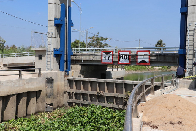 Tiền Giang đóng các cống ngăn mặn để bảo vệ vùng trồng cây ăn quả đặc sản. (Ảnh: Minh Trí/TTXVN) cong ngan man.jpg