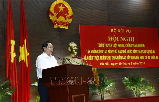 Ủy viên Trung ương Đảng, Bộ trưởng Bộ Nội vụ Lê Vĩnh Tân phát biểu khai mạc hội nghị. (Ảnh: Văn Điệp/TTXVN) Còn nhiều khó khăn, sơ hở, vi phạm pháp luật về bảo vệ bí mật nhà nước ảnh 1