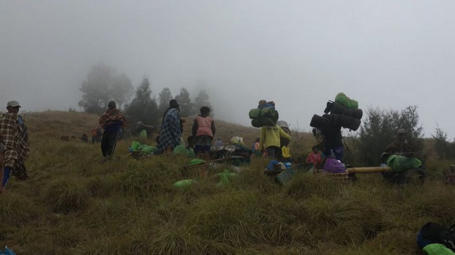 Indonesia: Hàng trăm người mắc kẹt trên núi Rinjani sau động đất ảnh 1