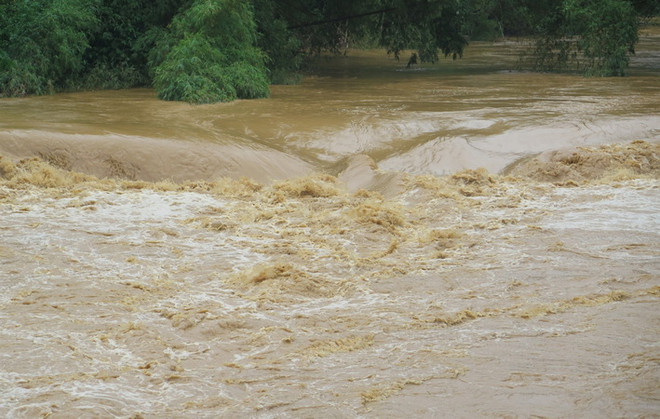 Mưa trên diện rộng gây ngập lụt và sạt lở đất ở Lào Cai ảnh 1