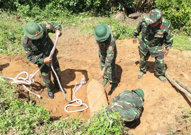 Người dân phát hiện quả bom hơn 1 tấn ngay trong vườn nhà ảnh 1