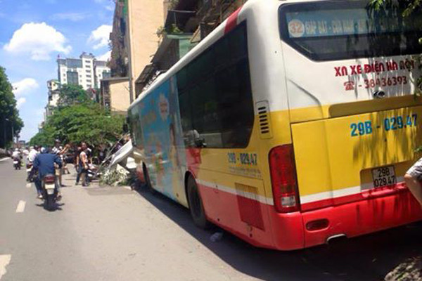 Hà Nội: Xe buýt mất lá​i lao lên vỉa hè phố Kim Mã, đâm liên hoàn ảnh 2