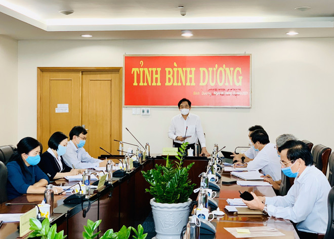 Chủ tịch Ủy ban Nhân dân tỉnh Bình Dương Nguyễn Hoàng Thao yêu cầu ngành Y tế nhanh chóng có kịch bản ứng phó với dịch bệnh COVID-19 trong tình huống dịch xảy ra tiếp theo. (Ảnh: Chí Tưởng/TTXVN) Bình Dương: Kết quả tầm soát hơn 1.500 công nhân ở các KCN đều âm tính ảnh 1