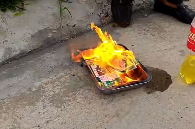 Ảnh CĐV Việt Nam đốt vé trận Manchester City gây sốt trên báo Anh ảnh 1