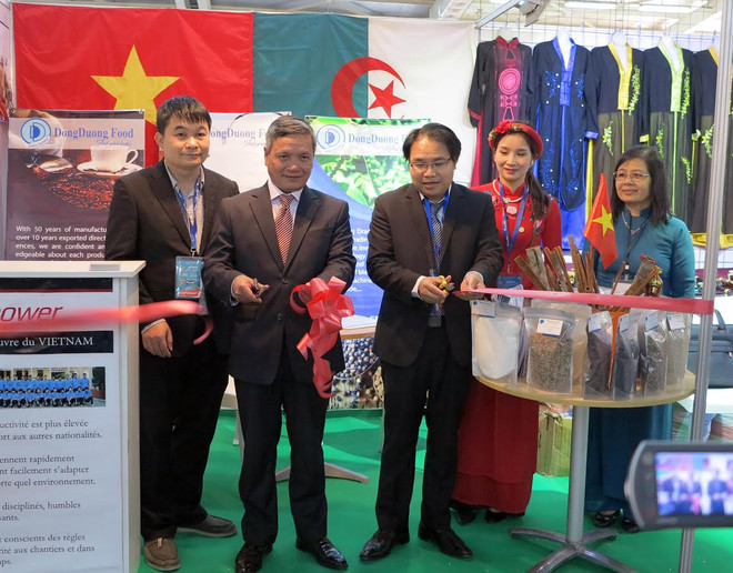 Gian hàng của Việt Nam hút khách tham quan tại hội chợ ở Algeria ảnh 2