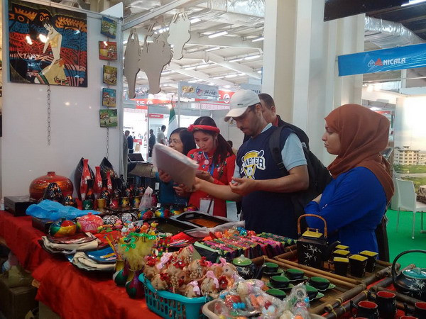 Gian hàng của Việt Nam hút khách tham quan tại hội chợ ở Algeria ảnh 1