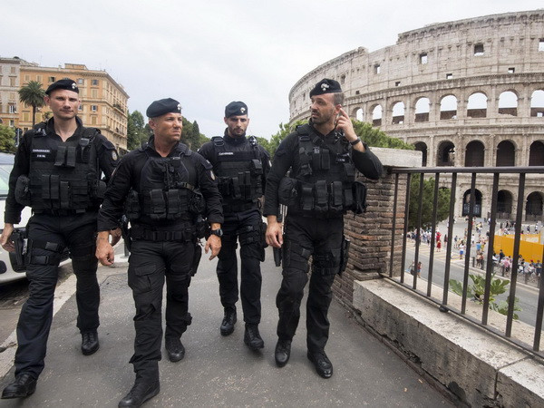 Italy trục xuất 5 người Macedonia ủng hộ IS qua mạng xã hội ảnh 1