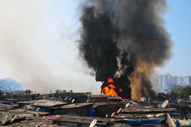 Chùm ảnh vụ cháy lớn trong khu ổ chuột ở thành phố Mumbai ảnh 1