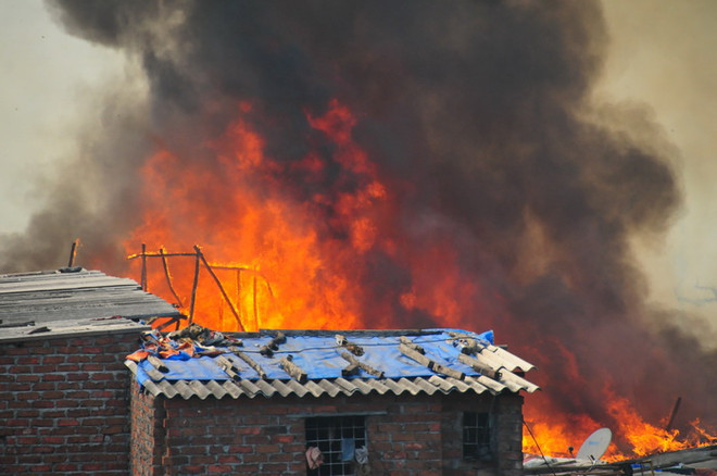 Chùm ảnh vụ cháy lớn trong khu ổ chuột ở thành phố Mumbai ảnh 4