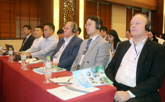Đại biểu quốc tế dự hội nghị. (Ảnh: Văn Đức/TTXVN) Ba trụ cột để phát triển du lịch Quảng Ninh đặc sắc và riêng biệt ảnh 2