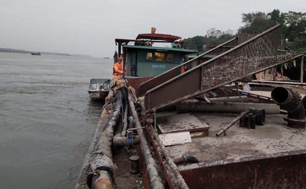 Ảnh minh họa. (Ảnh: PV/Vietnam+) Hà Nội: Bắt 4 đối tượng khai thác cát trái phép trên sông Đà ảnh 1